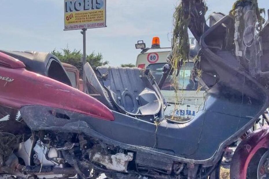 Danneggia auto e fugge