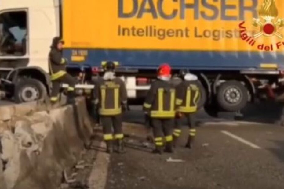 Camion di traverso sull'A1