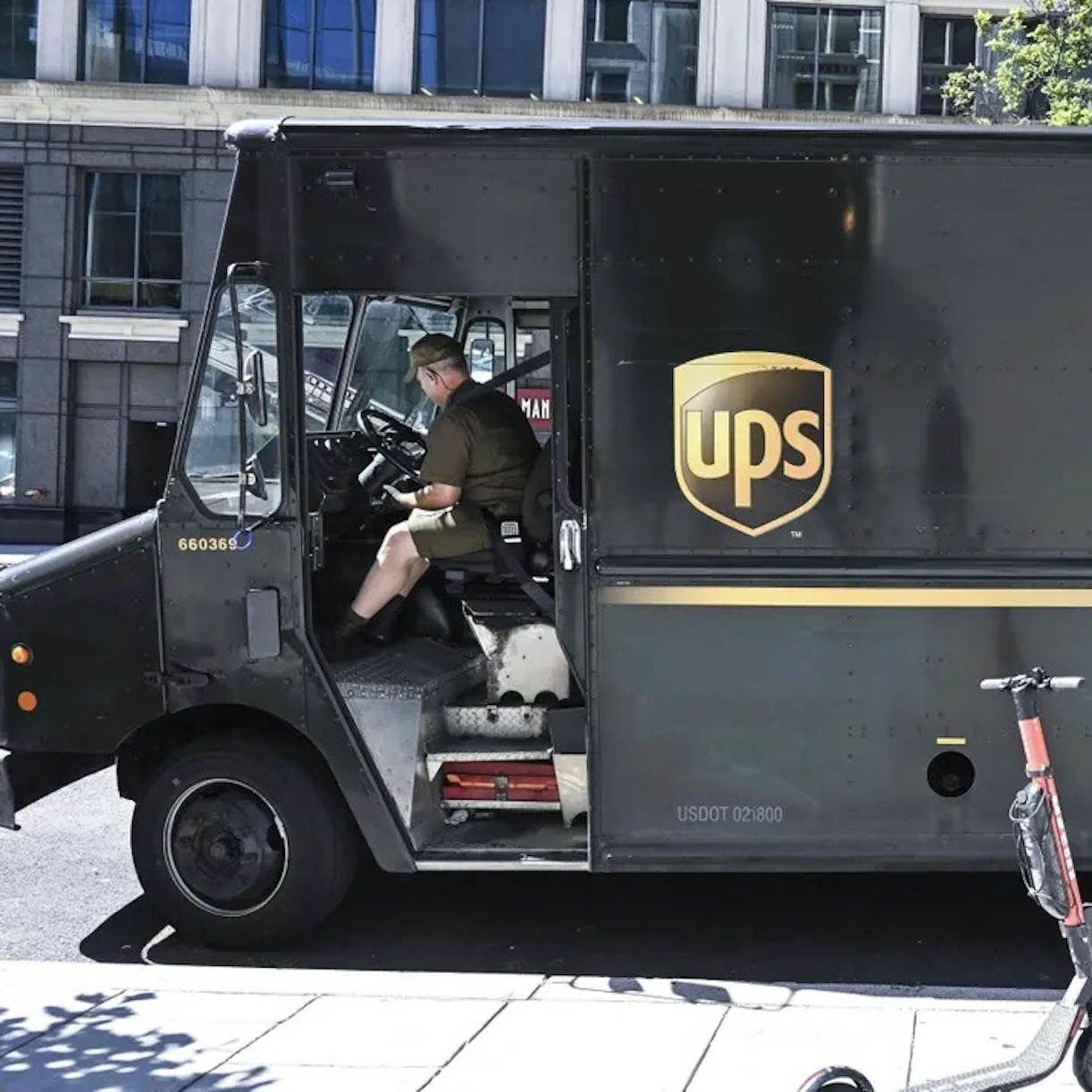 Fattorino di Ups svenuto davanti casa del cliente