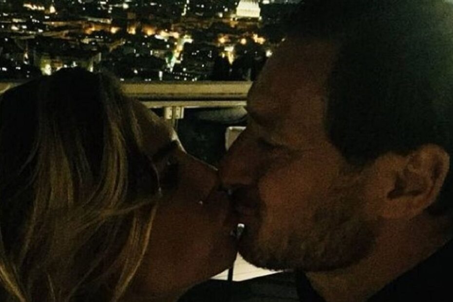 Francesco Totti e Noemi Bocchi bacio
