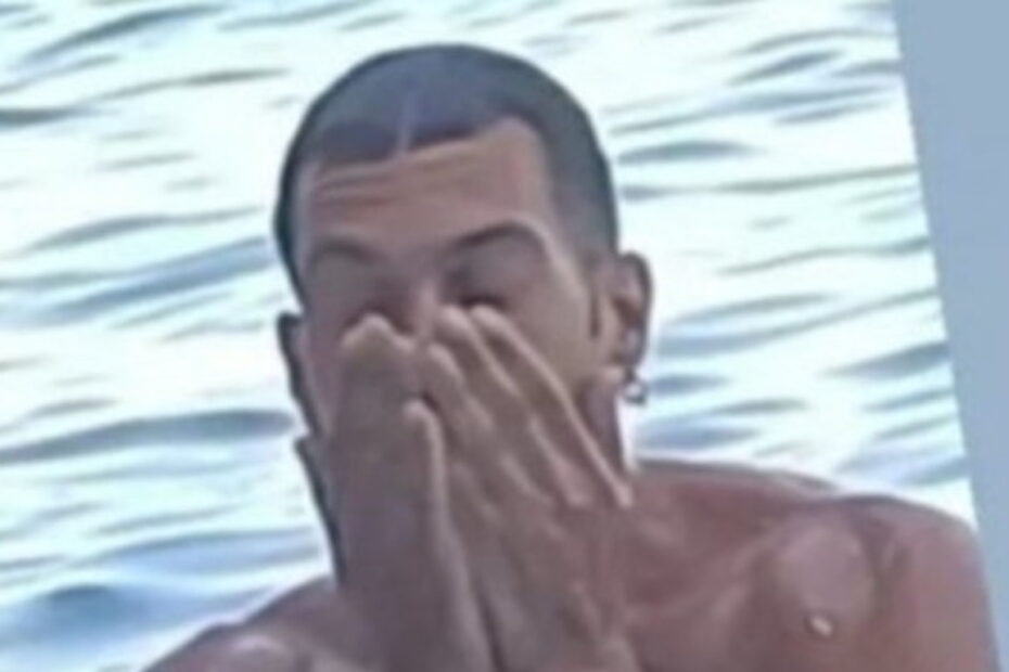 La gaffe di Mahmood al mare