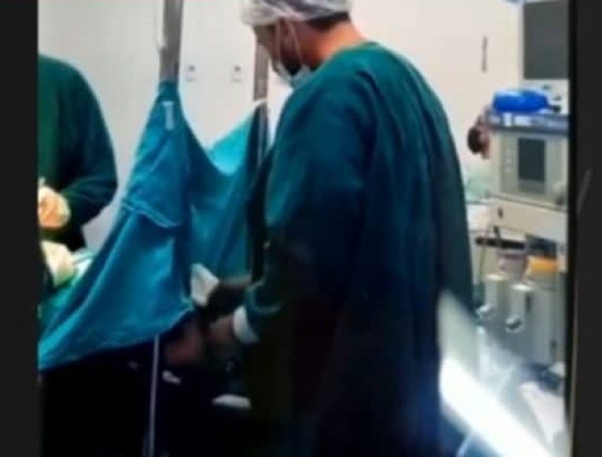Donna subisce lo stupro dal medico durante il parto immagini choc