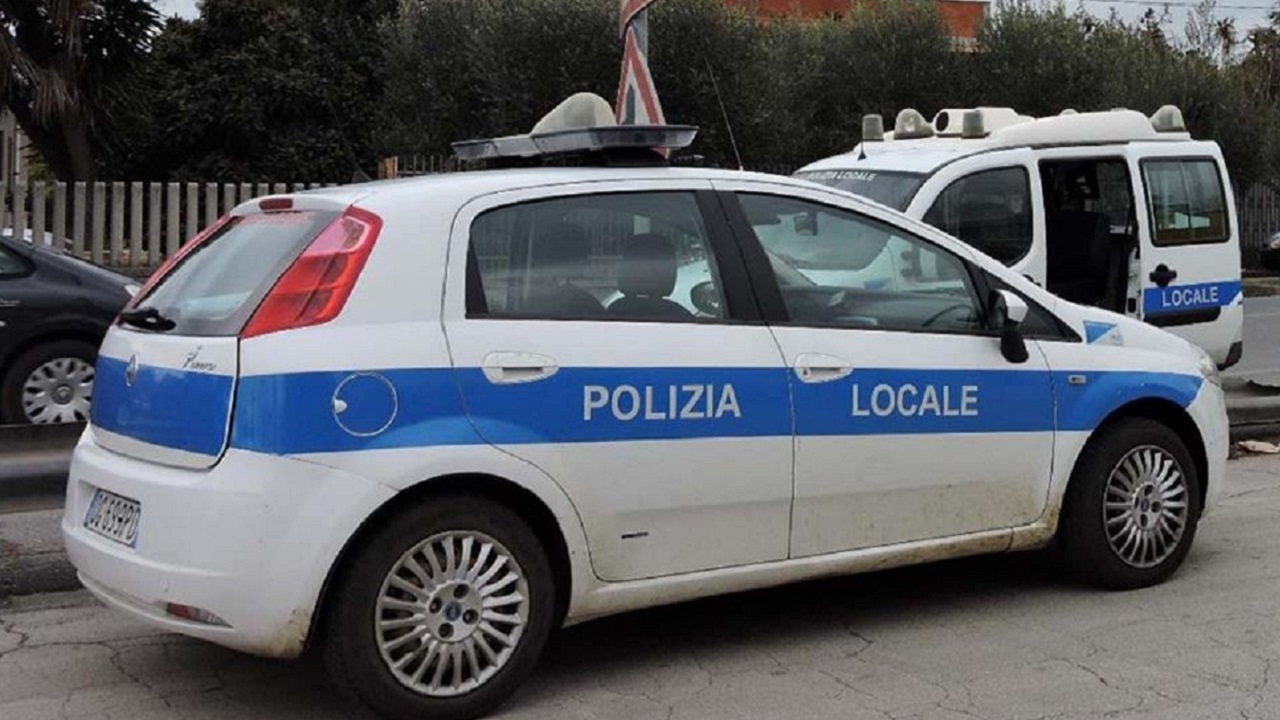 Incidente a Milano, auto si scontrano e travolgono un pedone