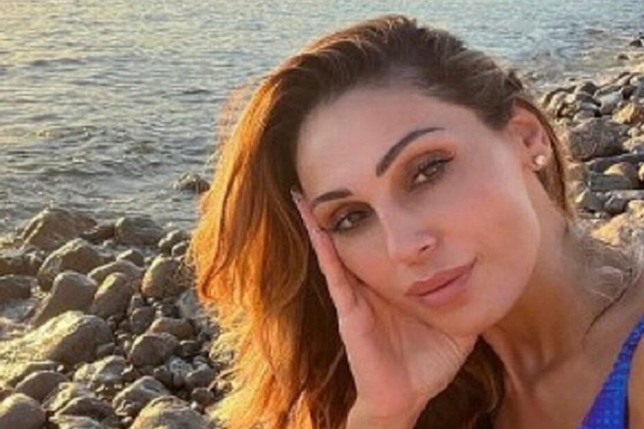 Anna Tatangelo in bikini rosso infiamma la spiaggia