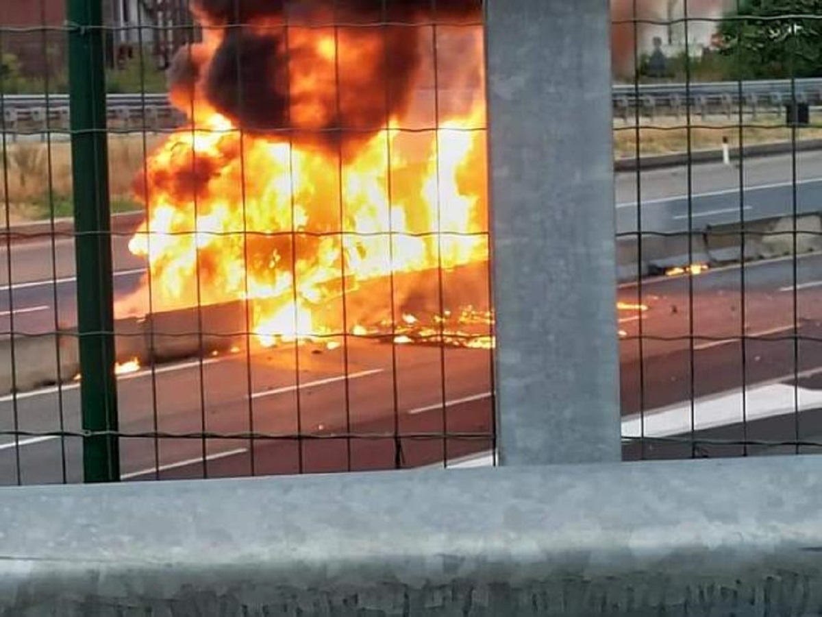  incidente a Torino, tir si incendia: morto 48enne