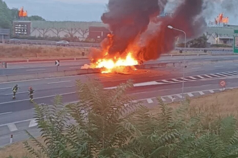 incidente a Torino, tir si incendia: morto 48enne