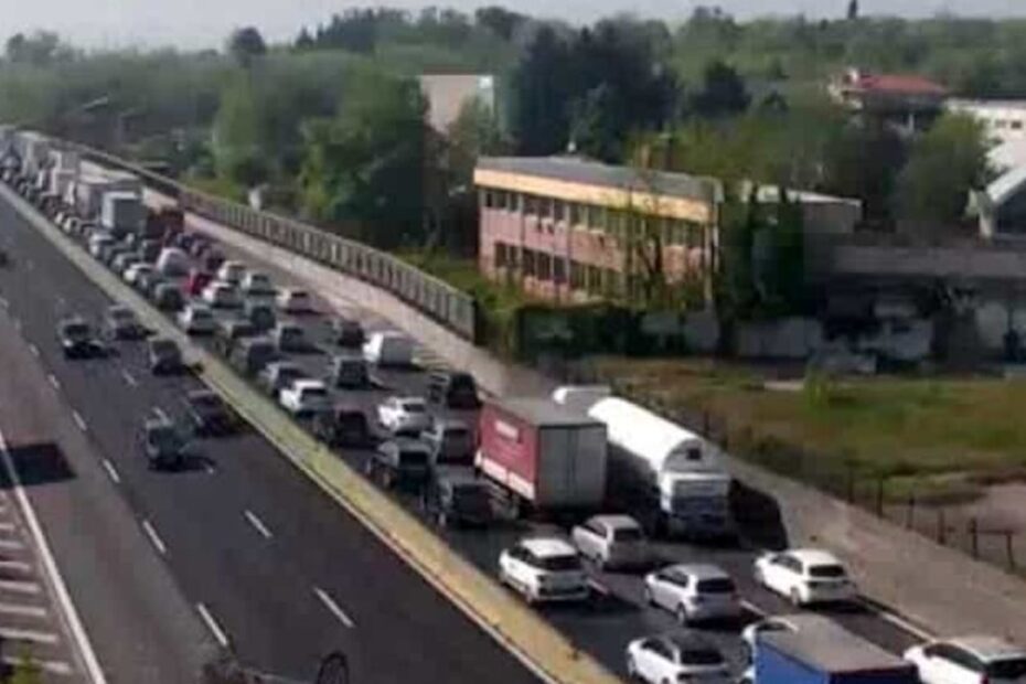 Lancia sassi in autostrada