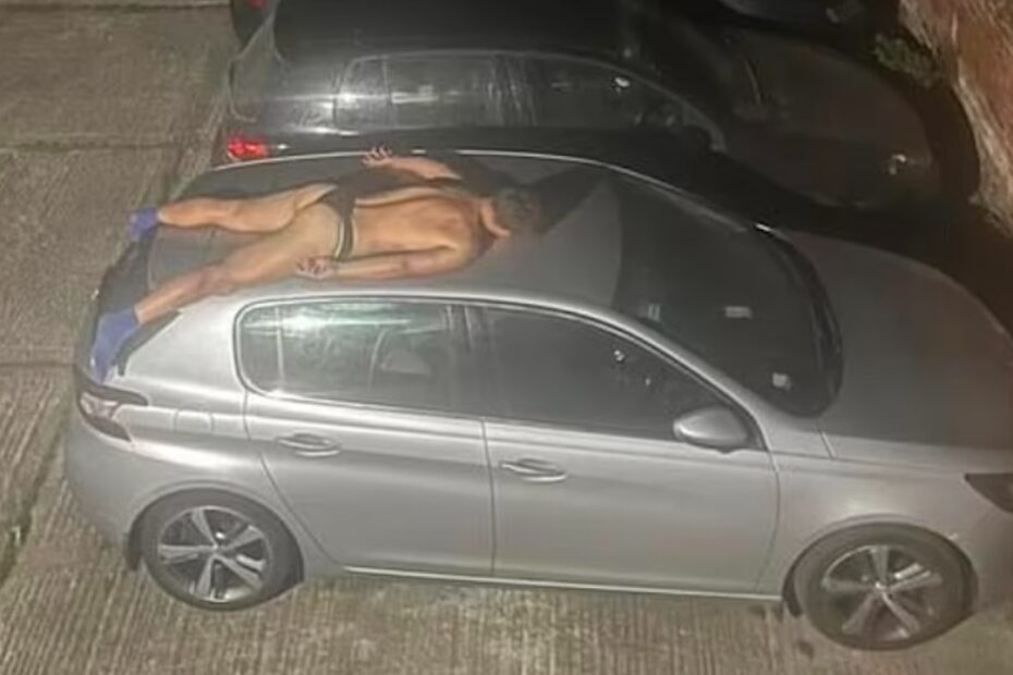 Uomo nudo ritrovato sul tetto di un’auto