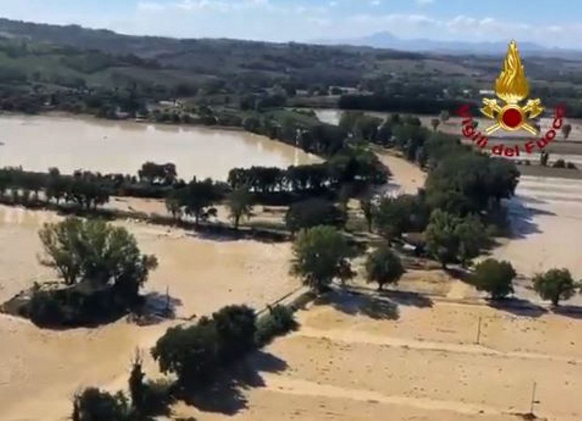 alluvione marche 11 morti 2 bimbi dispersi