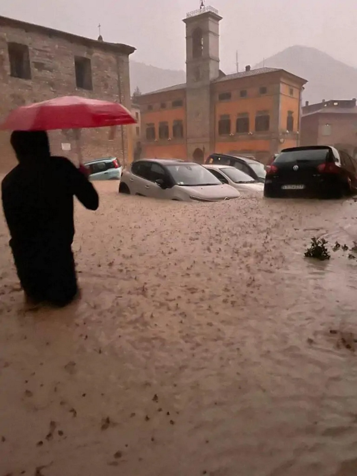 alluvione marche 11 morti 2 bimbi dispersi