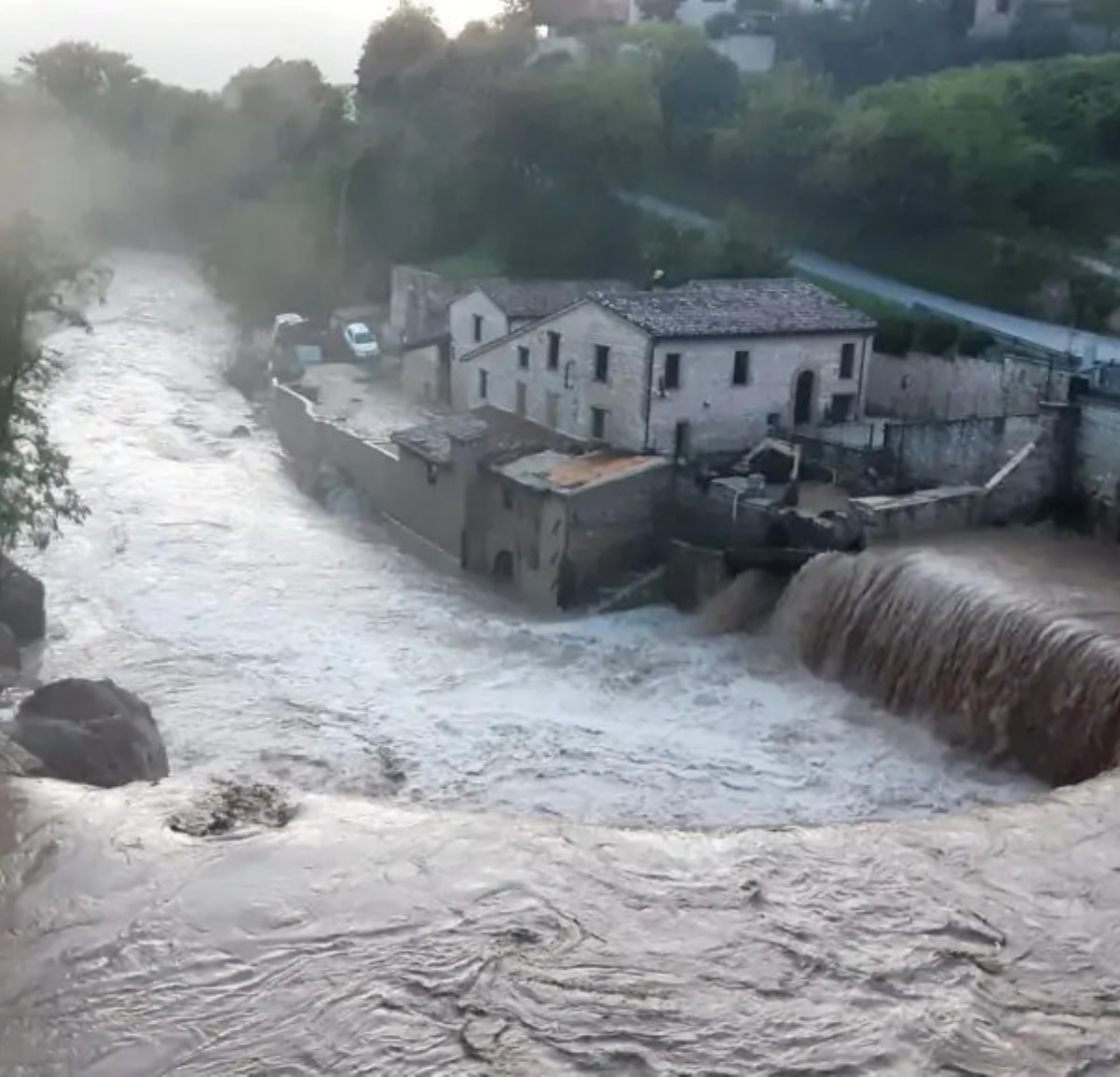 alluvione marche 11 morti 2 bimbi dispersi
