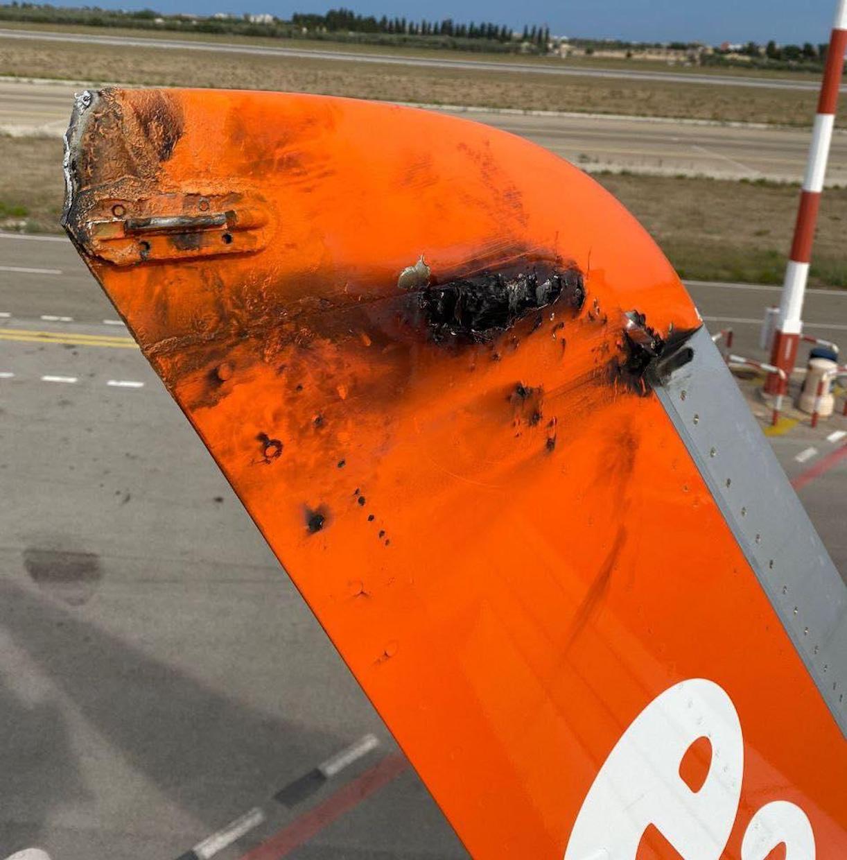 Attimi di terrore sul volo Milano-Napoli: colpito da un fulmine