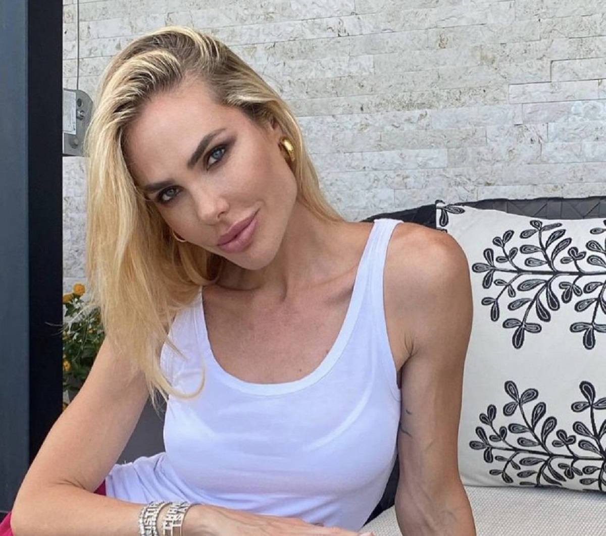 Ilary Blasi chat erotiche replica avvocato notizia falsa