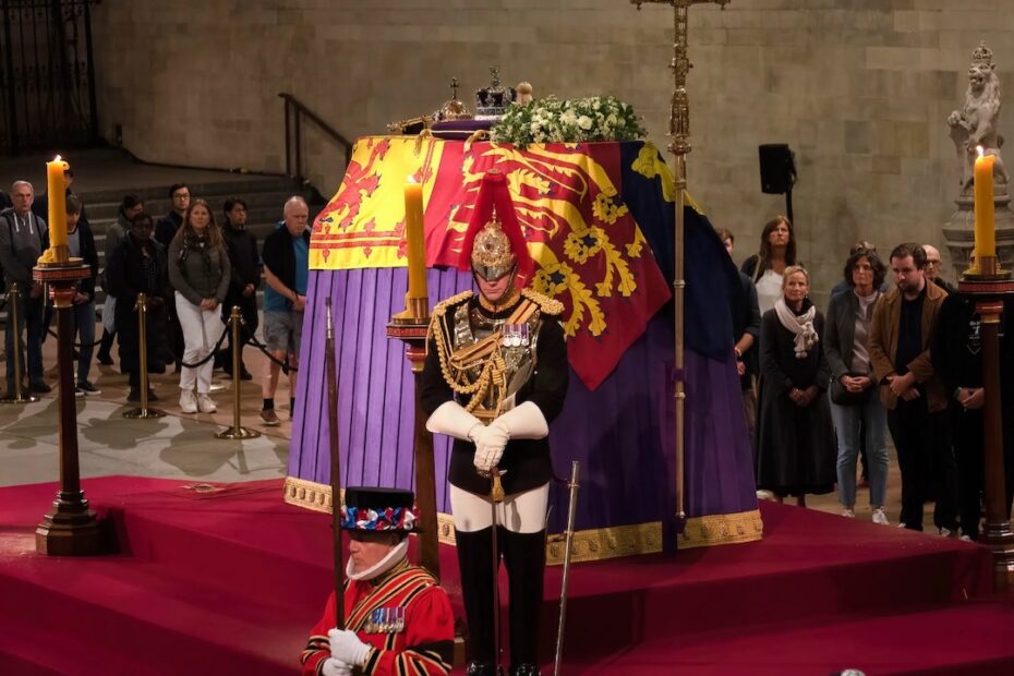 La sfera sulla bara della regina