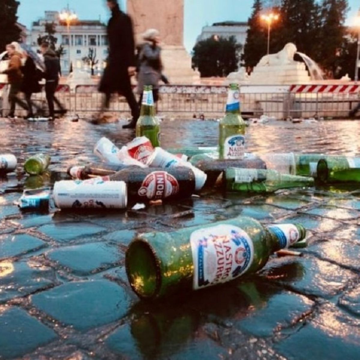 Roma Spazzatura Piazza del Popolo Tifosi Betis Siviglia