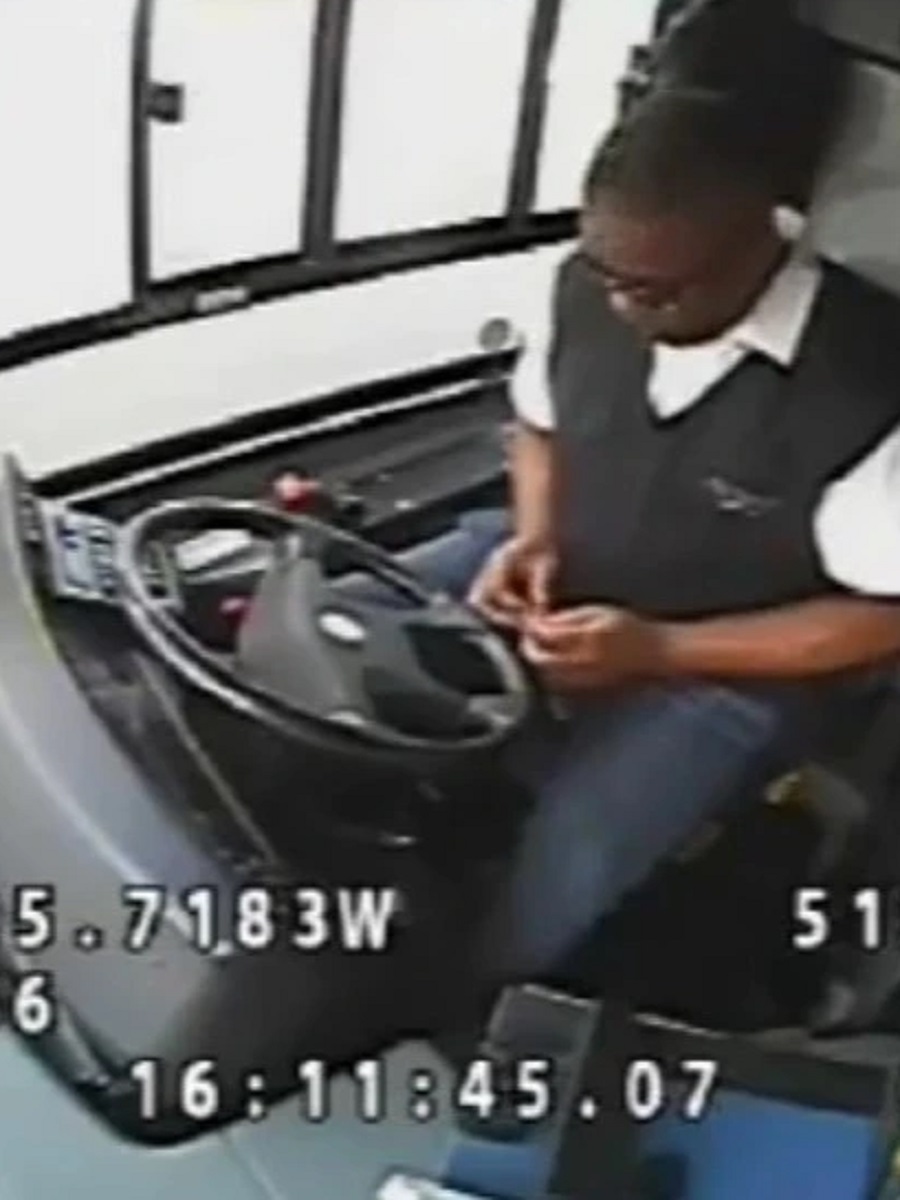 L'autista del bus si distrae e investe il pedone