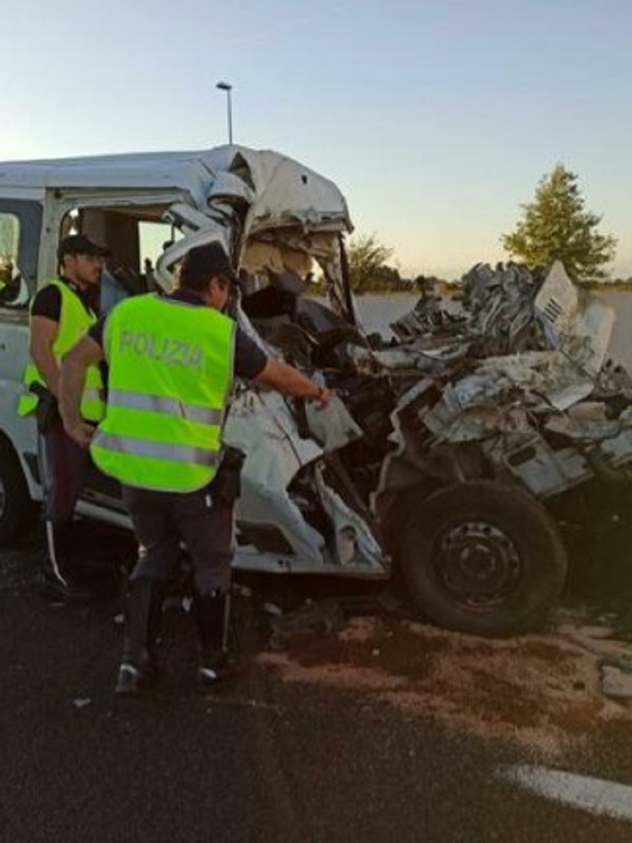 Incidente sull'autostrada A4 in provincia di Venezia 7 vittime