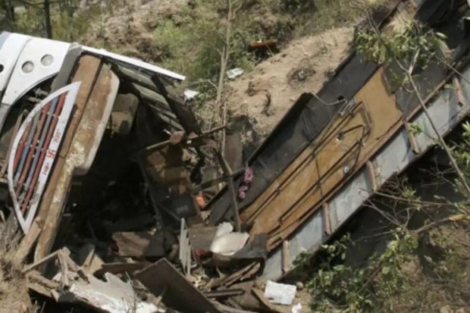 Bus si ribalta matrimonio morti