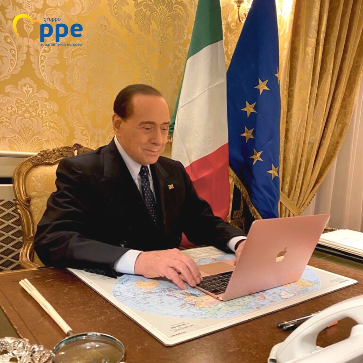 Ppe contro Berlusconi: “È ora che si ritiri”