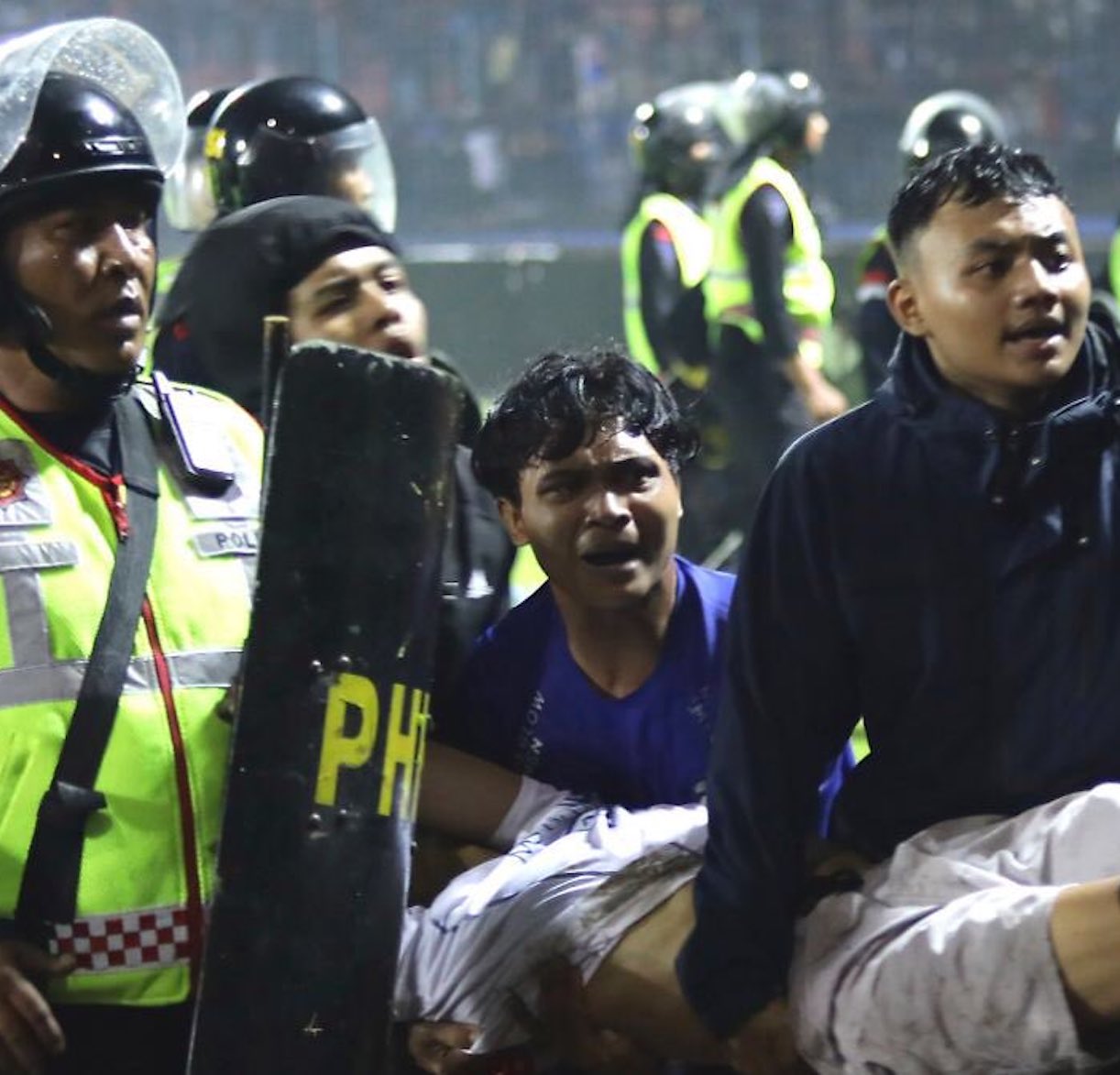Scontri durante la partita di calcio: 182 morti