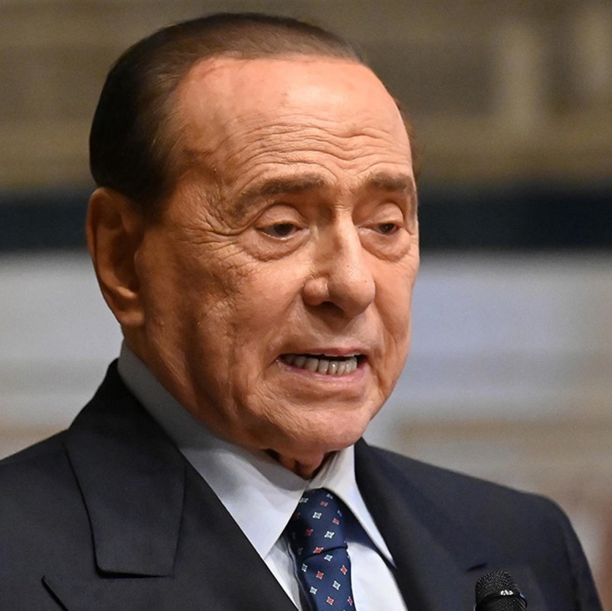 Silvio Berlusconi smorfia quando parla Giorgia Meloni al Quirinale