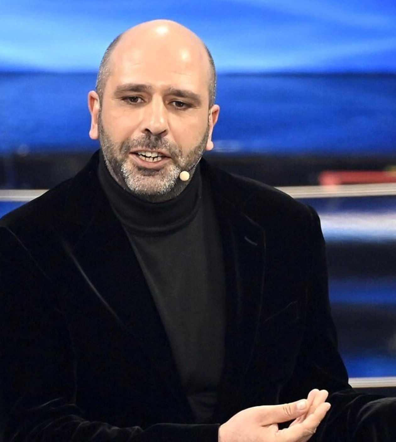 checco zalone tour migranti putin meloni