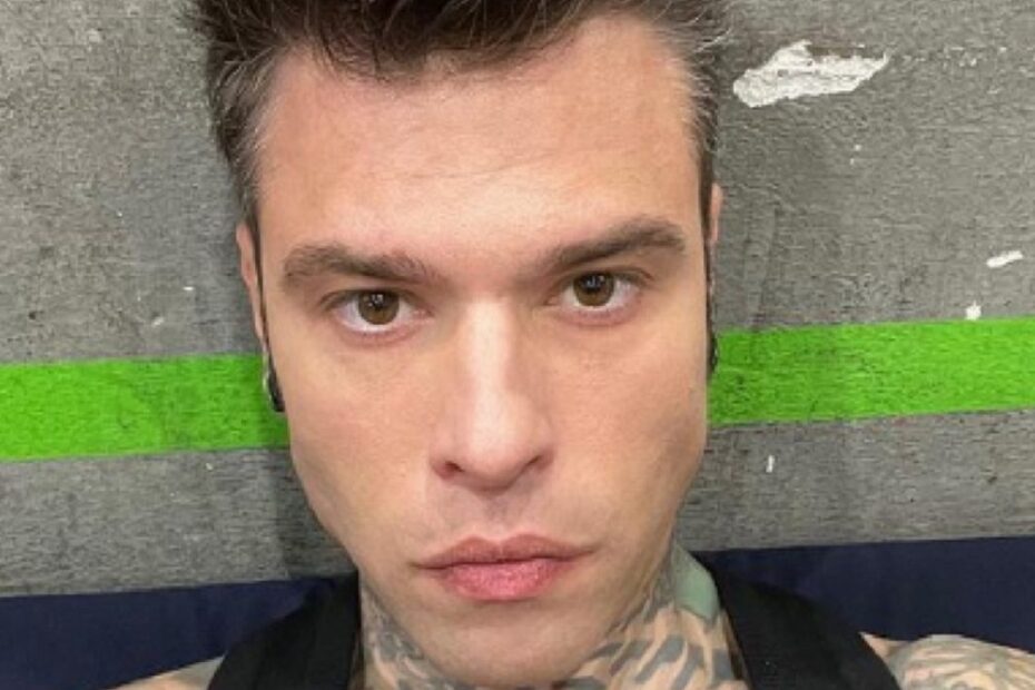 Fedez mostra la cicatrice ai fan