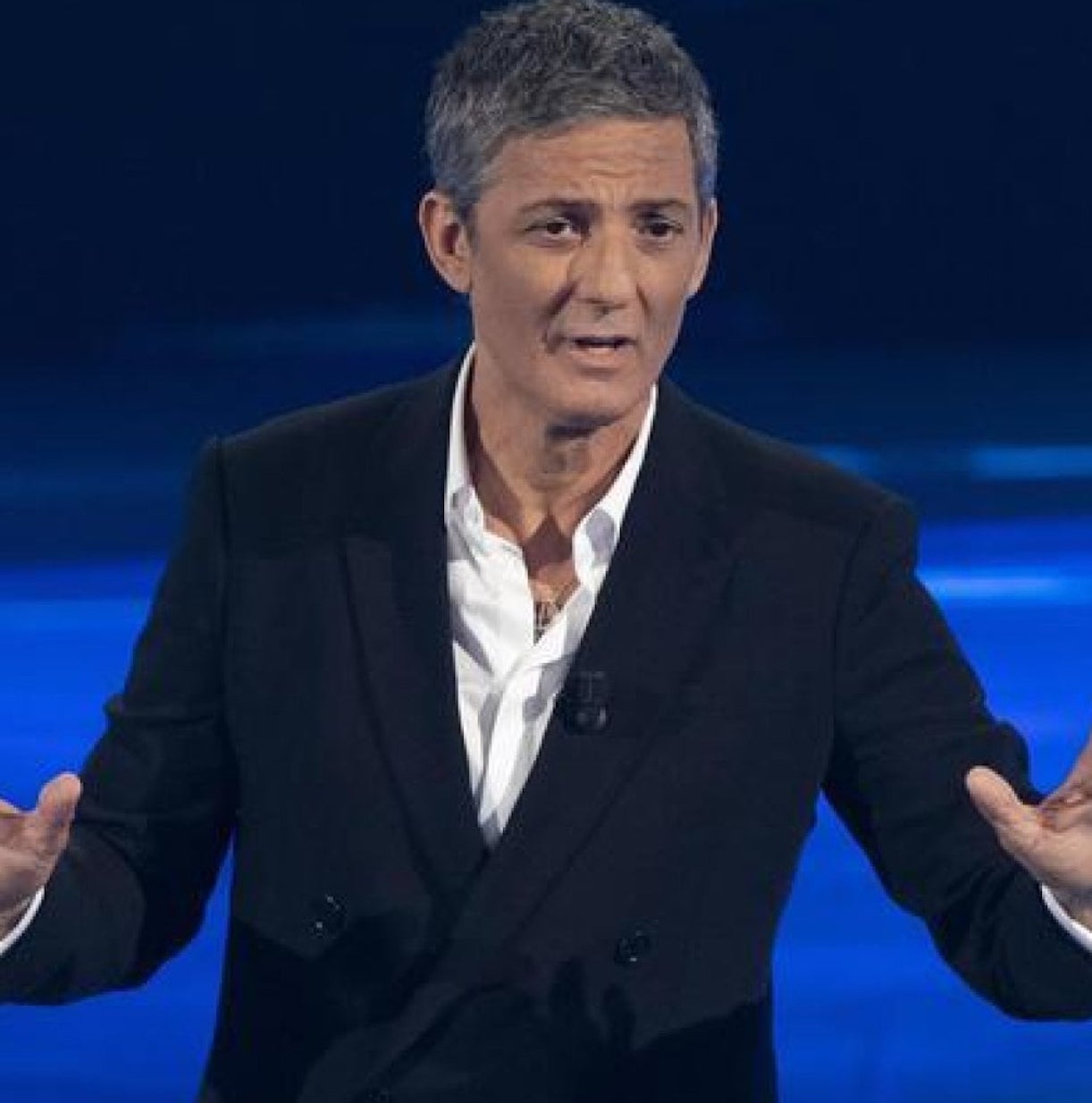 Fiorello e l’ironia su Giorgia Meloni e i fatti del rave