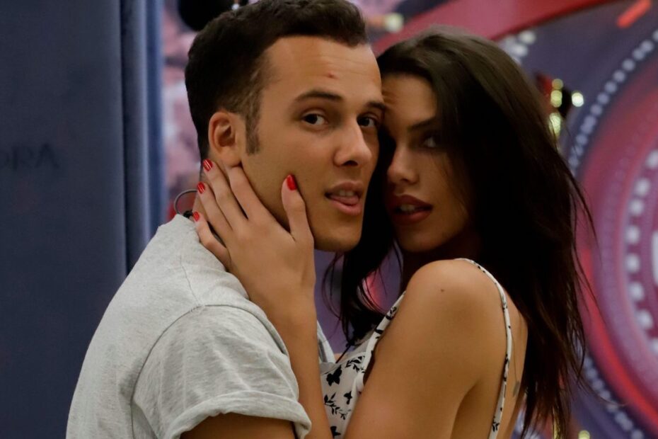 Il gesto di Antonella bacia il piede a Edoardo