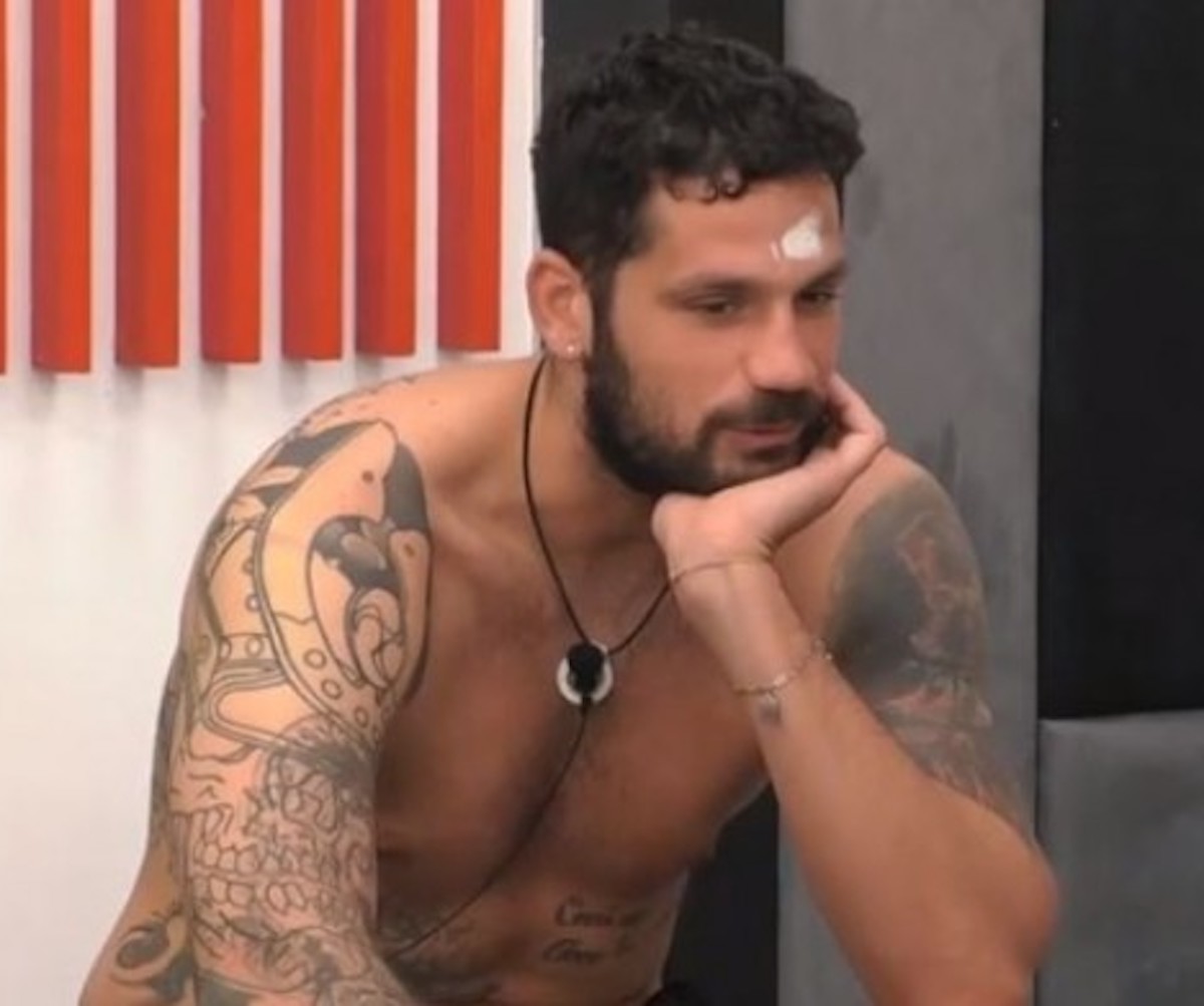 Il video di Luca Salatino: il dettaglio hot mentre dorme al GF Vip