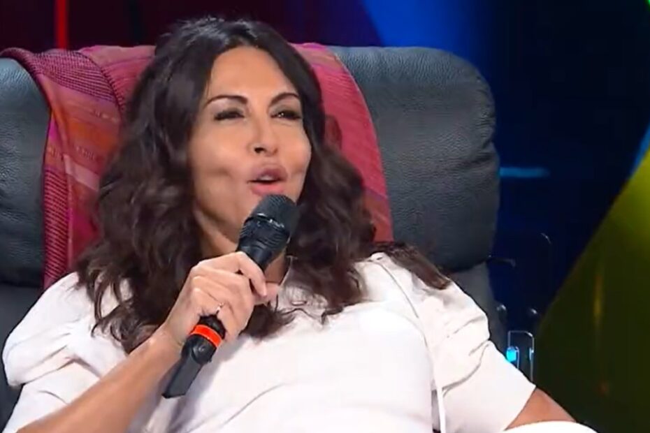 maria de filippi traveste giovannino