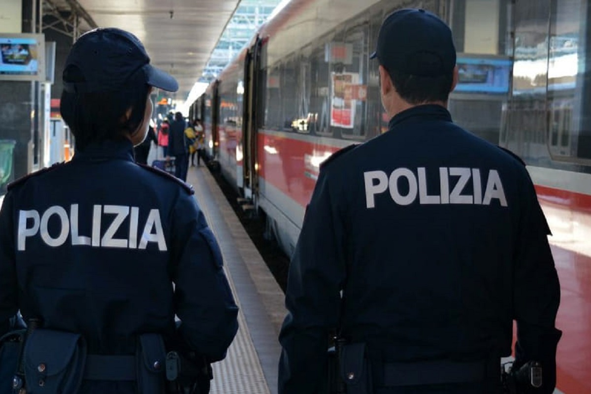 Selfie estremo sui binari del treno a Pompei