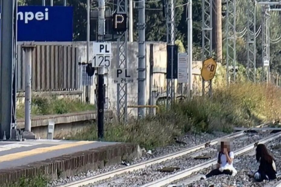 selfie estremo binari treno pompei