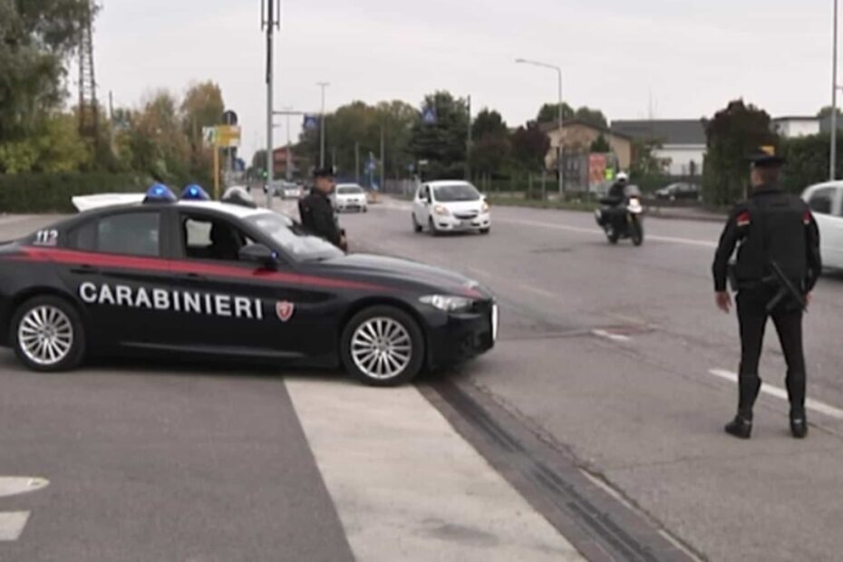 sfreccia bolide carabinieri trovano droga