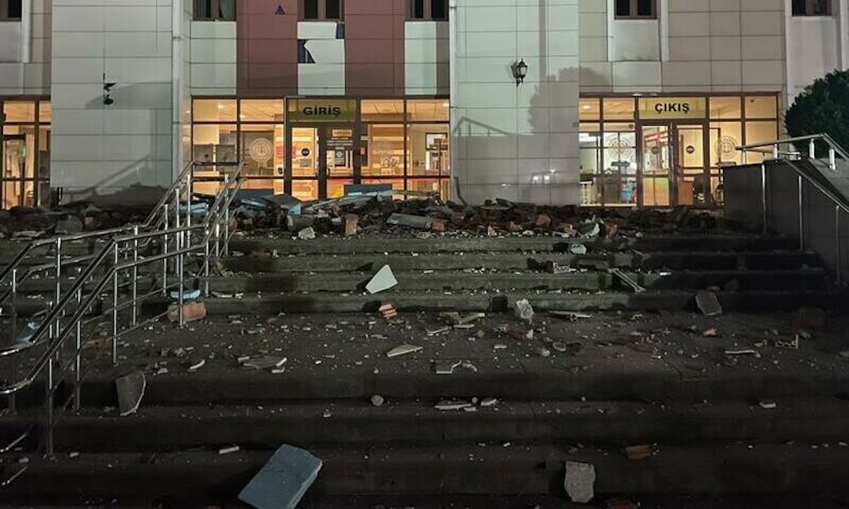 Terremoto 6.1 in Turchia feriti crolli gente strada