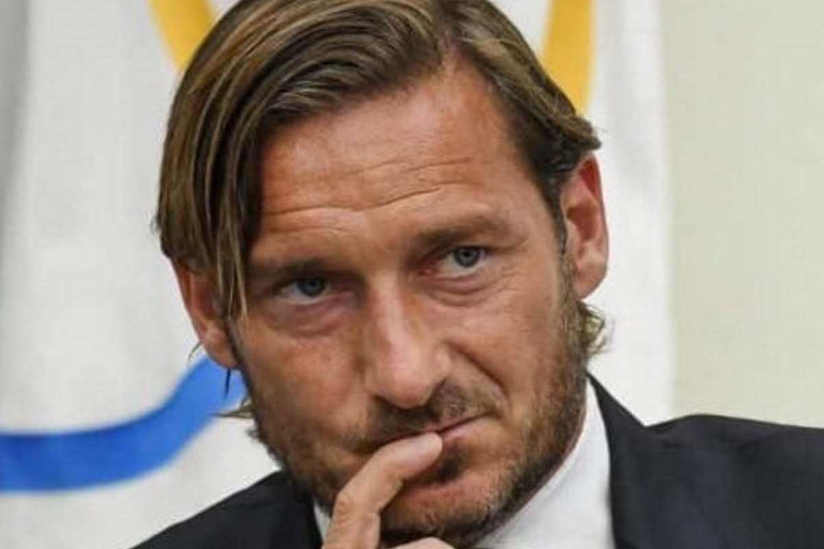 Francesco Totti regala l'anello a Noemi Bocchi