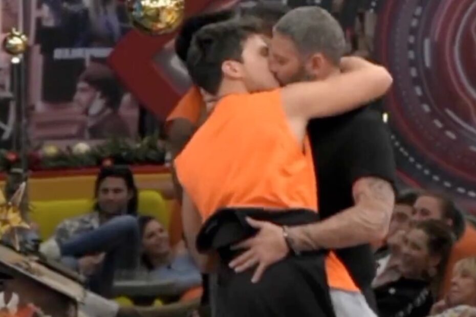 Bacio appassionato tra Edoardo Tavassi e Daniele Dal Moro