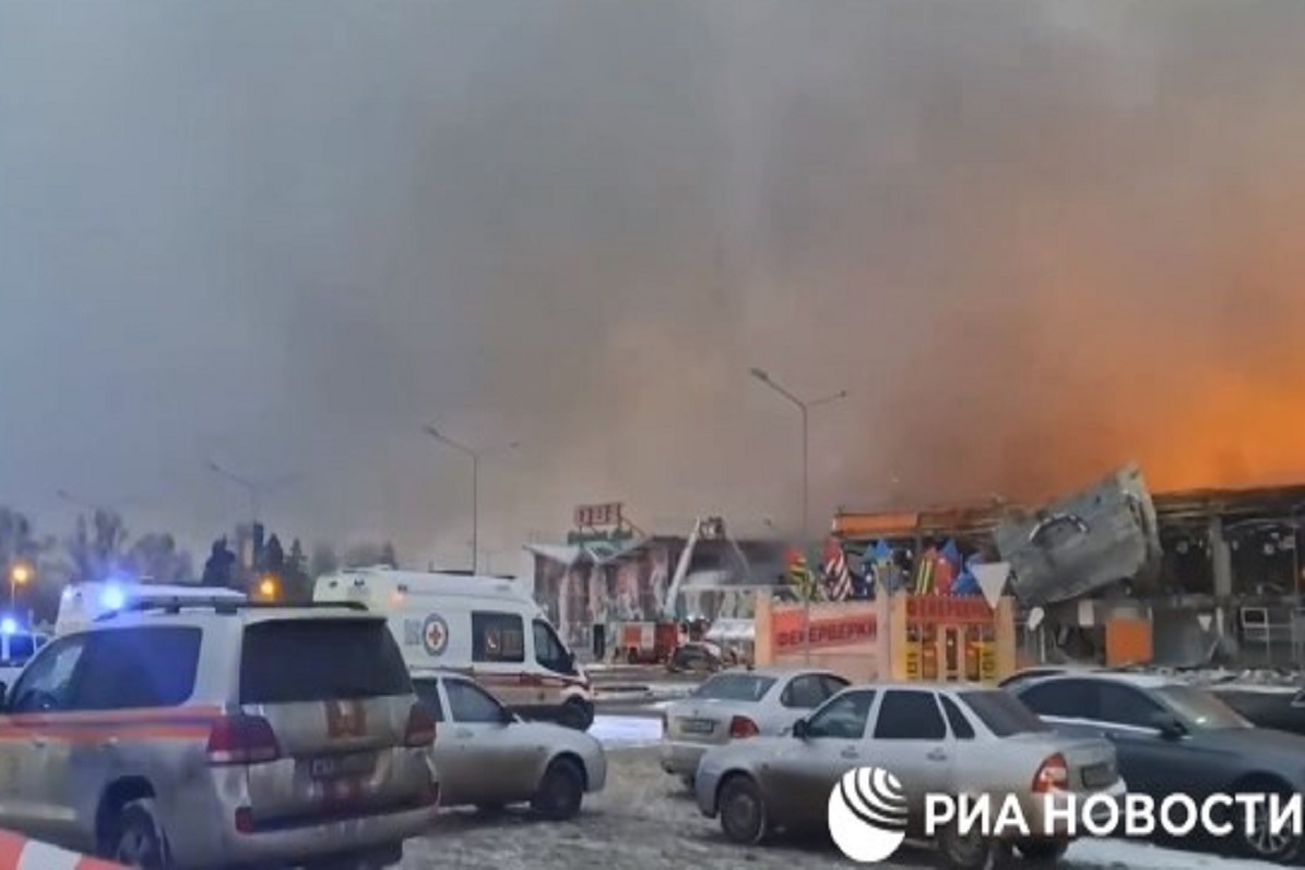 Maxi incendio al centro commerciale di Mosca