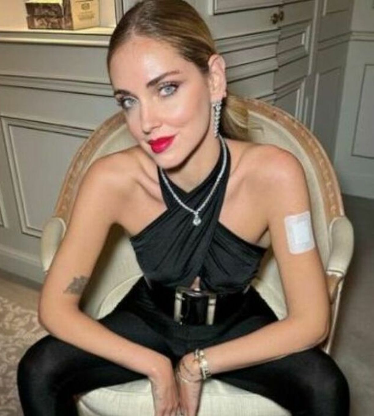 Perché Chiara Ferragni ha un cerotto sul braccio?