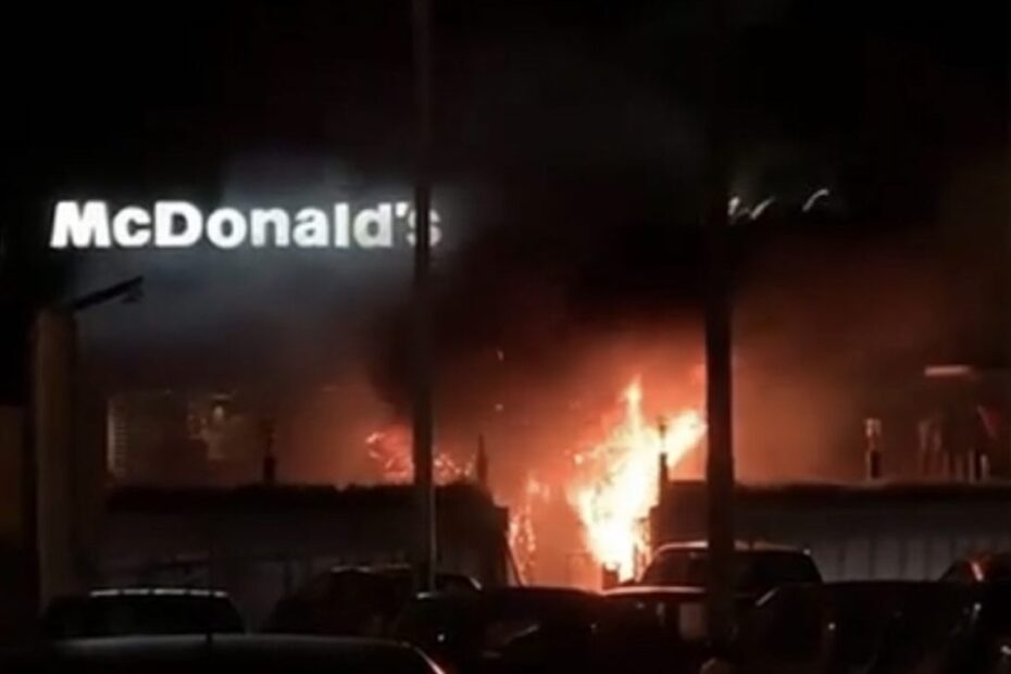 Incendio al McDonald’s di Bari: panico e persone in fuga