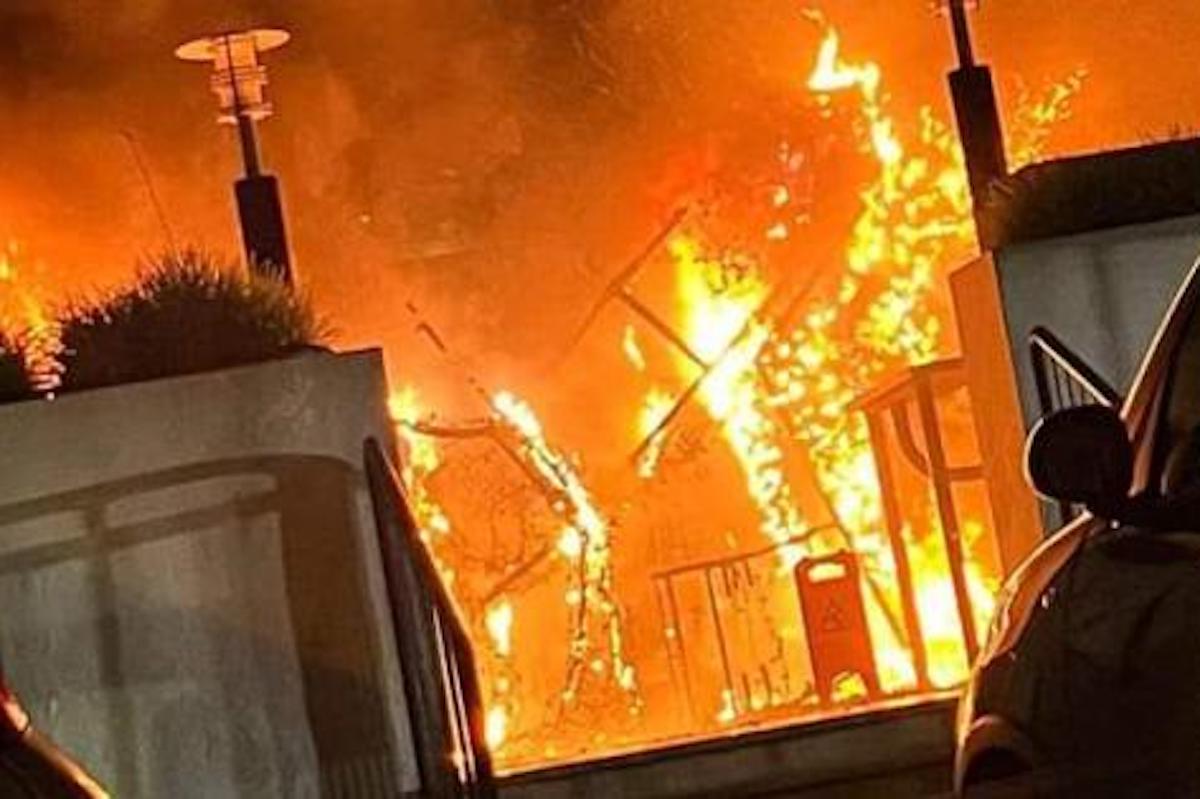 Incendio al McDonald’s di Bari: panico e persone in fuga