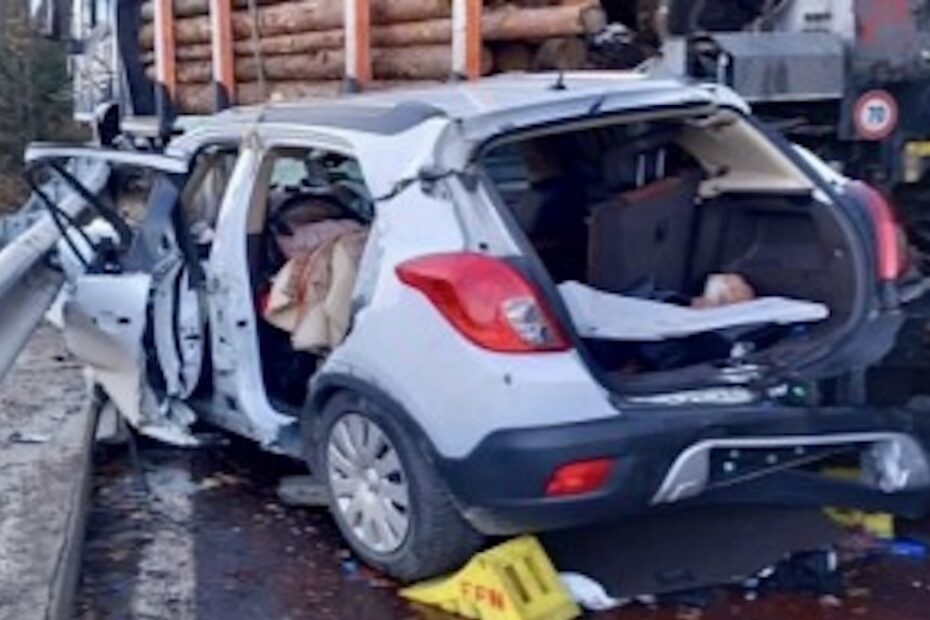 Incidente tra Narano e Lana: auto contro camion, morto un uomo