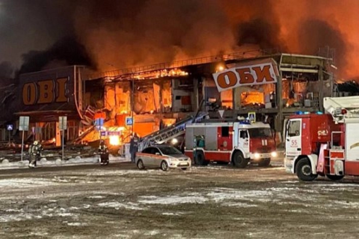 Incendio al centro commerciale, il fuoco distrugge tutto: vittime