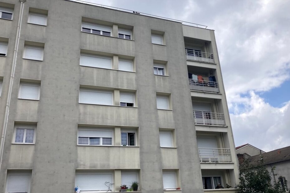 papà getta figlie balcone