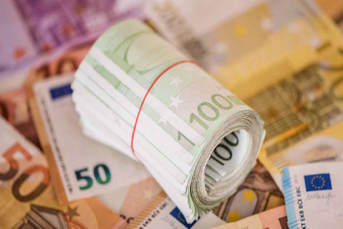 Vince 100 mila euro e fa due regali alle bariste