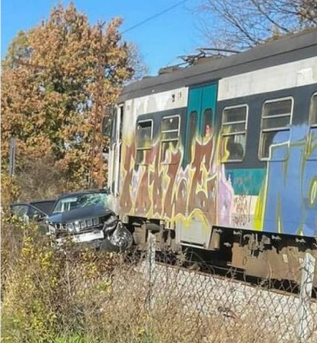 treno travolge auto