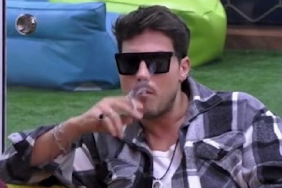Daniele ripreso dal GF Vip 7 perché non indossa il microfono