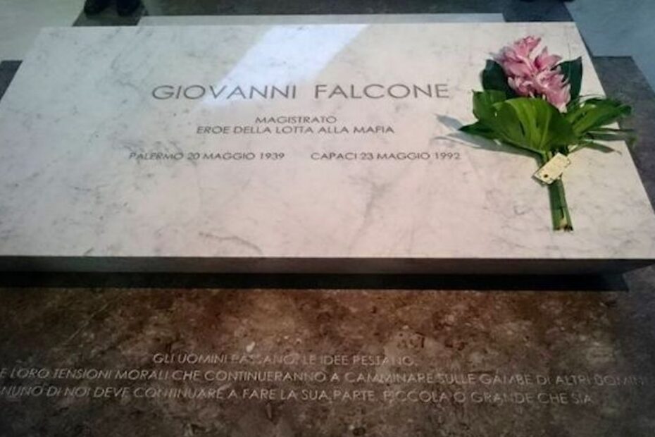 Matteo Messina Denaro, un biglietto sulla tomba di Falcone