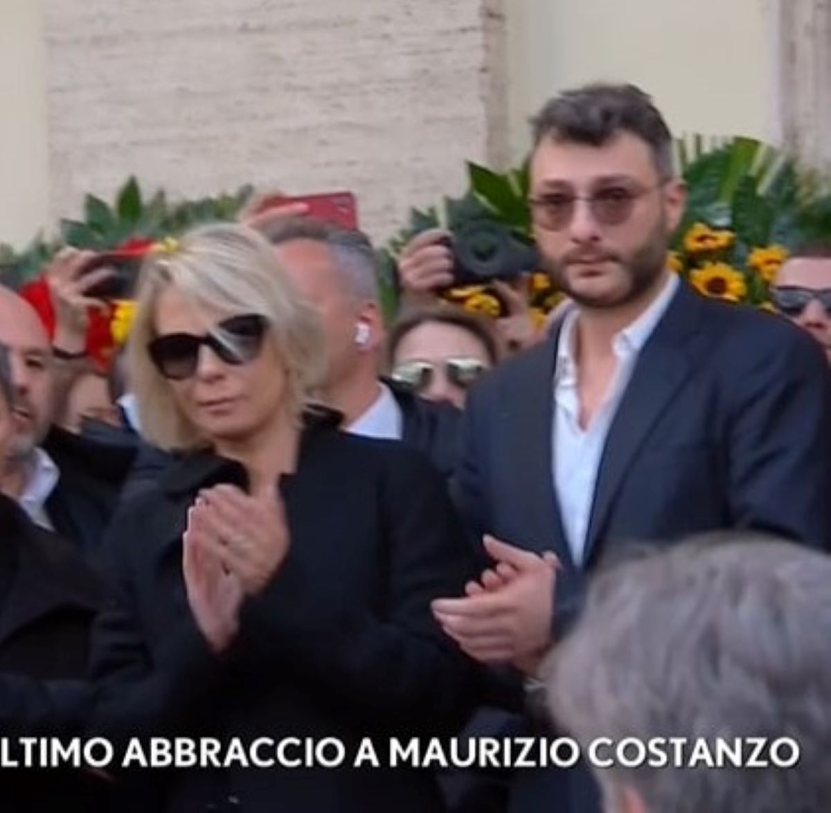 Funerali Maurizio Costanzo, chi è la donna accanto a Maria De Filippi