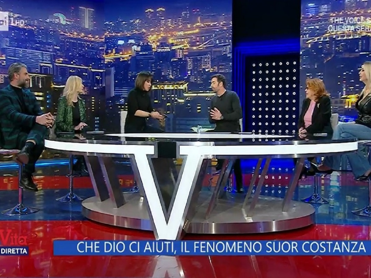 Alberto Matano riprende Nunzia De Girolamo in diretta tv